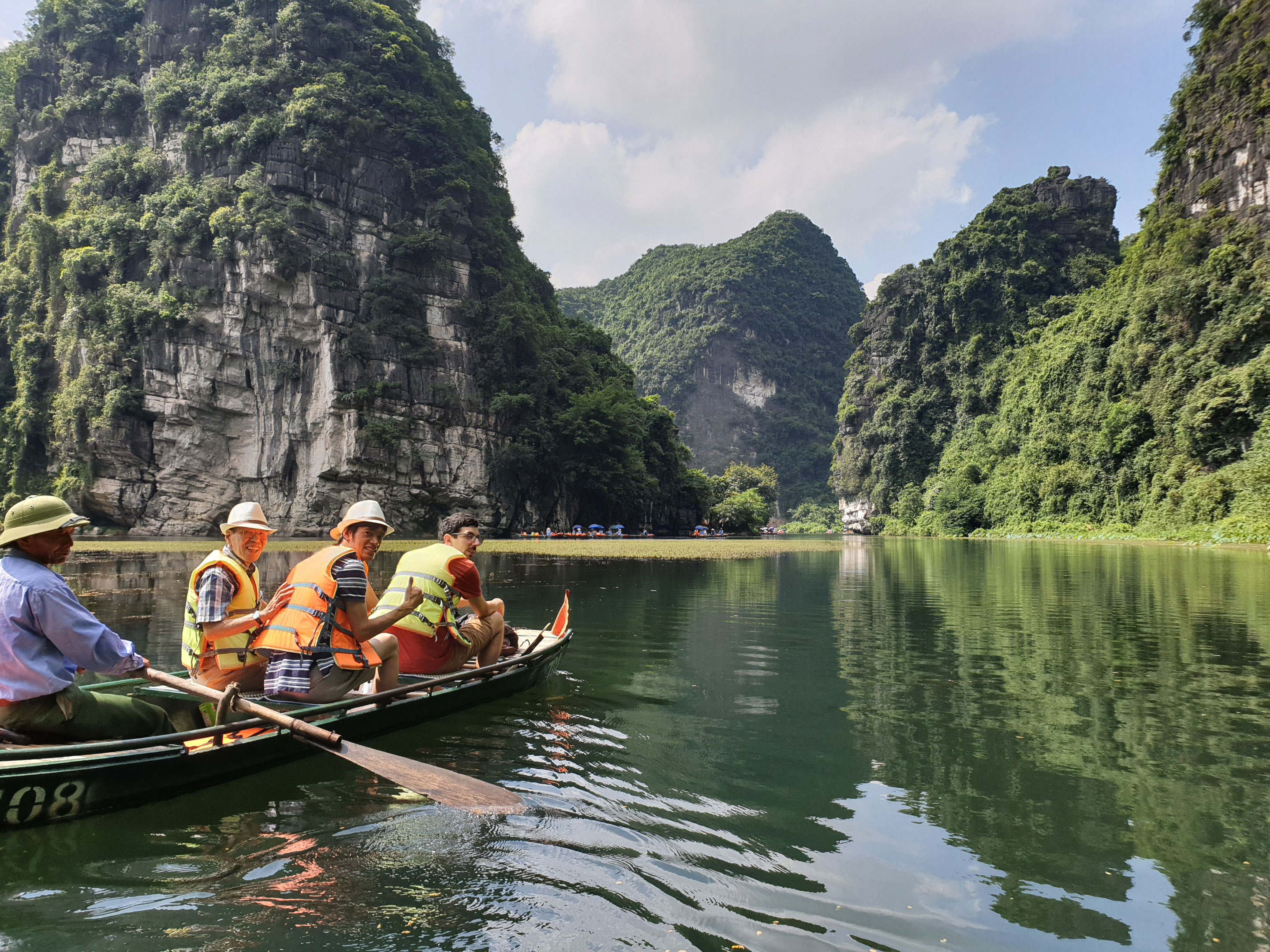 『OJT on a boat』＠Ha Long Bay, Vietnam　応募者／Applicant：NKV – Dang Hoang Giang（Nippon Koei Vietnam International）